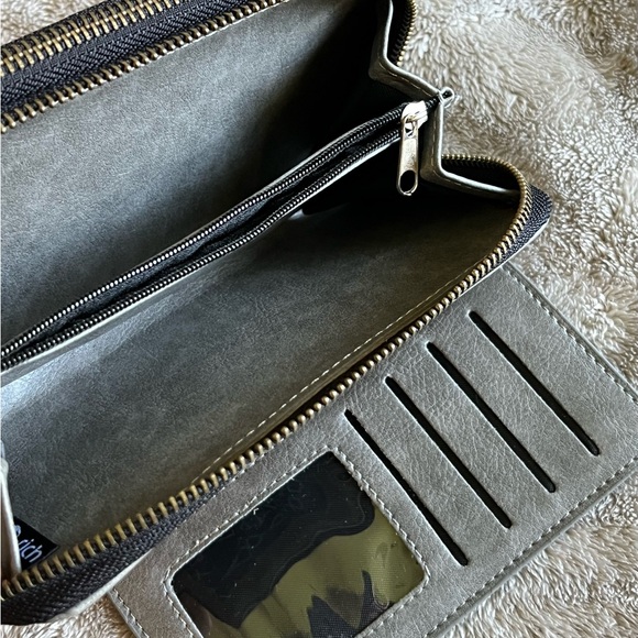 Te-Rich RFID canvas wallet 6-3/4 x 3-3/4. Cellphone suction cup fits I-phone. - Picture 4 of 6
